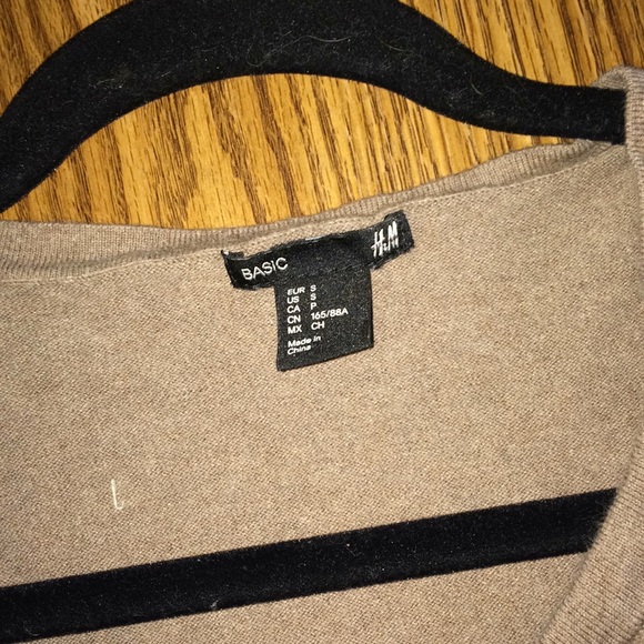 ❌SOLD❌ Beige cardigan - Picture 2 of 3